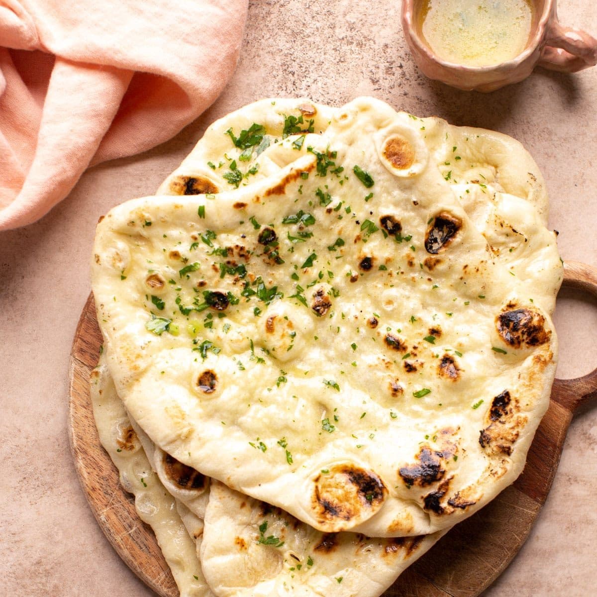 Frisches Naan aus dem Lehmofen